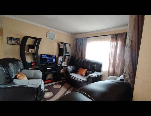 6 BEDROOM HOUSE FOR SALE IN PROTEA GLEN